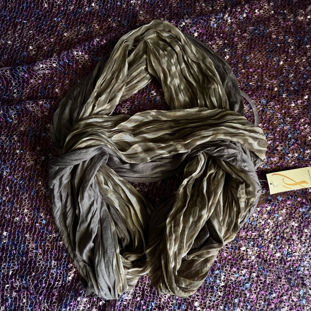 Elegant Gray and Gold Scarf